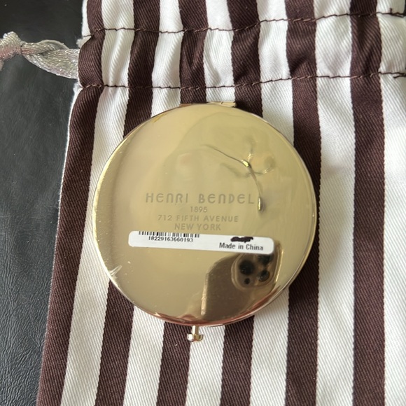 HENRI BENDEL RARE NWT LADY AND THE DOG COMPACT MIRROR - Picture 2 of 7
